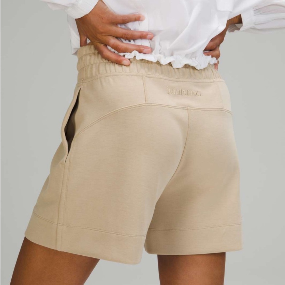 Lululemon - Soft Ambitions High Rise Short 4”